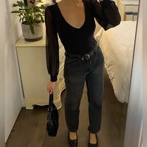 Black body whit see-through sleeves